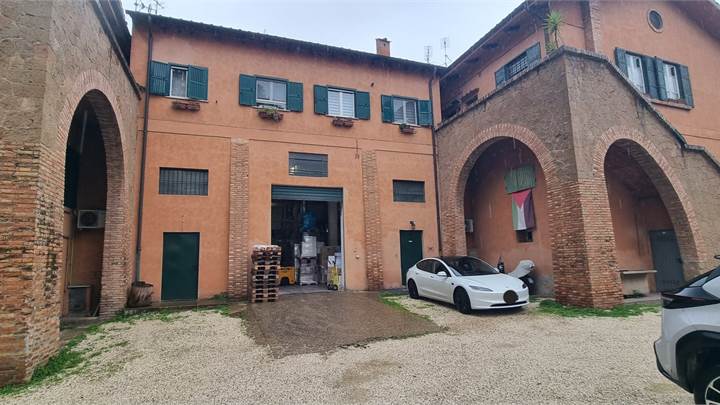 Magazzino con bagno al piano terra