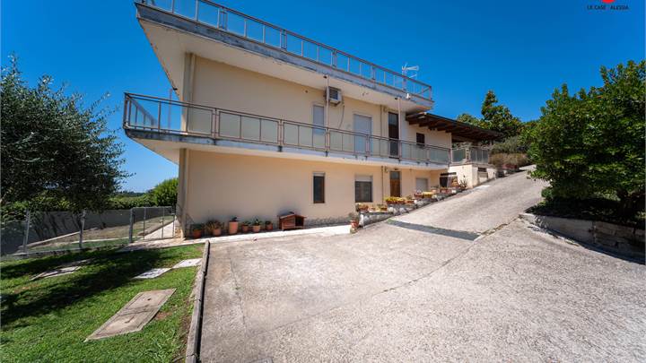 APPARTAMENTO IN VILLA DI AMPIA METRATURA